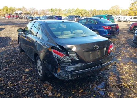 2010 Toyota Camry Le z USA, uszkodzony, nr VIN 4T1BF3EK7AU054873